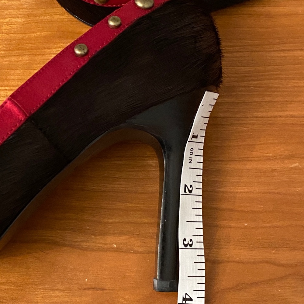 Black leather (“pony hair”) pointy toed high heeled pumps Size 7.5M. - Picture 5 of 11